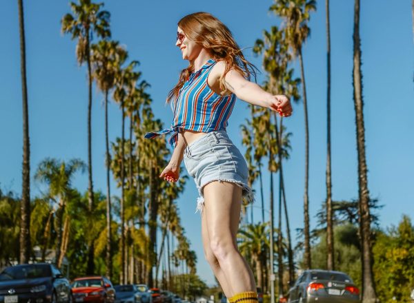 Photoshoot woman palm tree street beverly hills los angeles 3 hour tour