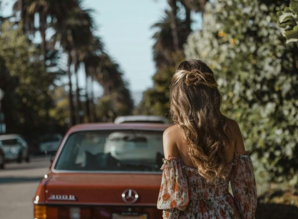 Photoshoot woman palm tree street beverly hills los angeles 3 hour tour