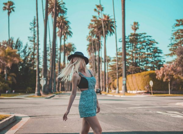 Photoshoot woman palm tree street beverly hills los angeles 3 hour tour